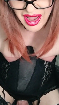 Trans děvka si hraje a stříká