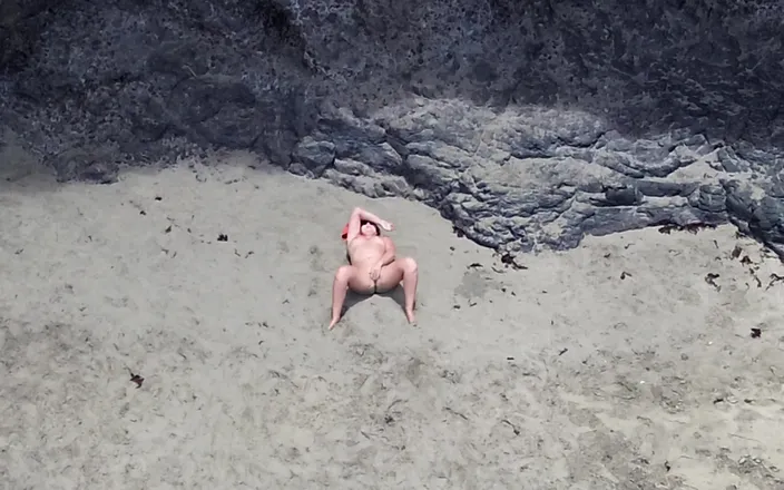 Emma Voyeur: Nahá kráska na pláži - drone POV erotická relaxace