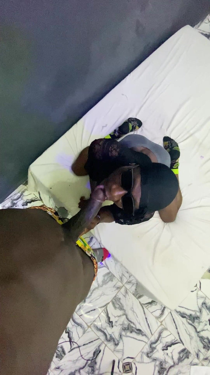 JoelG1: Băiatul de zahăr a continuat să-mi sape gaura atât de...