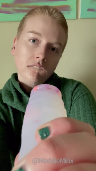 Maddie Minx productions: Zrzavá milfka plive a dáví se na obří robertek