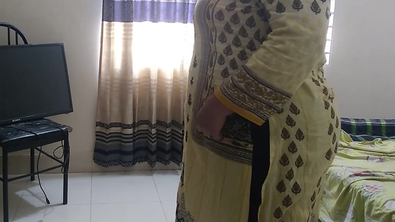 Aria Mia: Tetamu wanita 18 tahun gujarati seksi dikongkek kakitangan hotel di bilik...