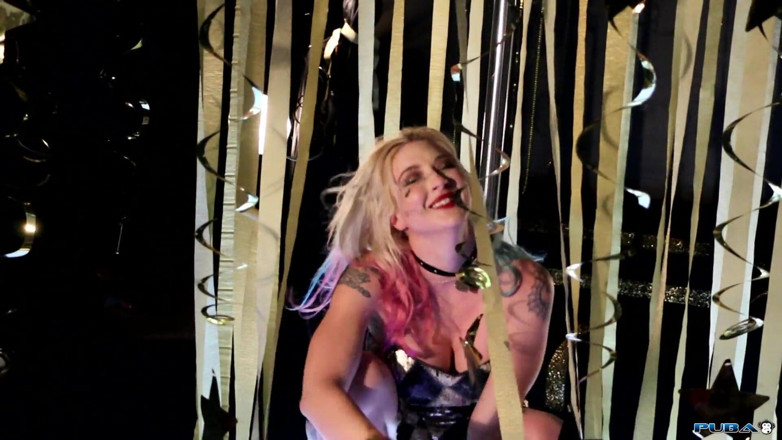 Leya Falcon: Harley Quinn Gold Club Tease