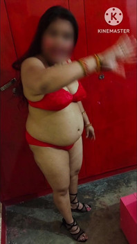 Pankhuri kunal lingerie rossa per la festa di compleanno