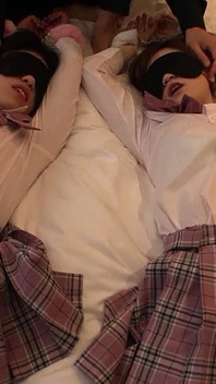 Thresssome šukání se dvěma vysokoškolskými asijskými hubenými teenagerkami a chlupatými kundičkami