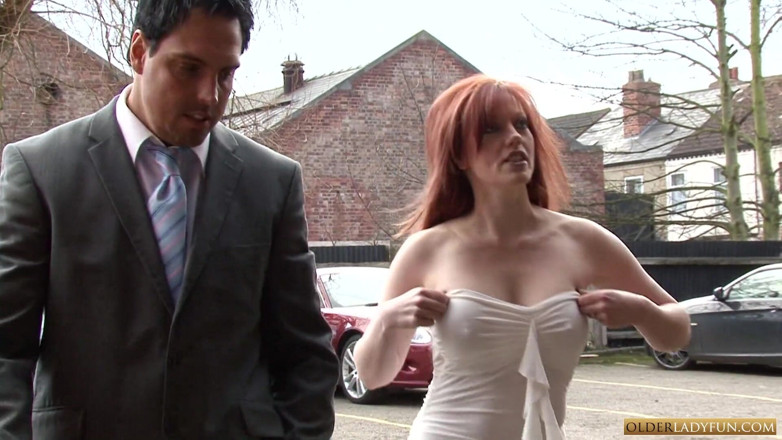 Older Lady Fun: Lelaki bertuah dapat pertemuan dengan MILF British Holly Kiss yang...