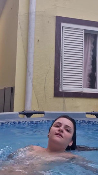 La Vicina Di Casa Troia Si Mostra in Piscina