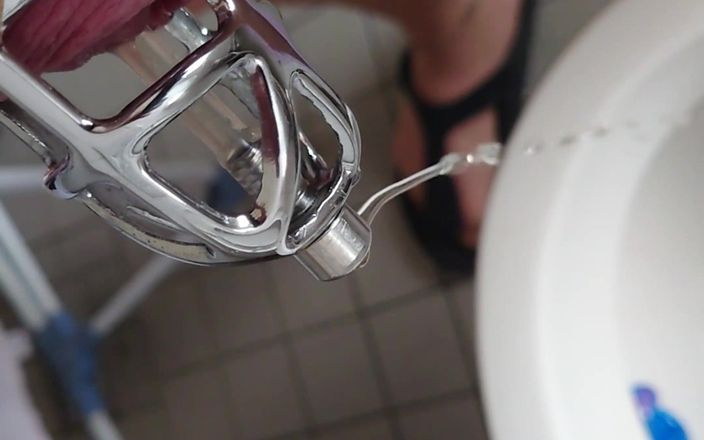 Carmen_Nylonjunge: Писссс в клетке пениса с катетером в колготках