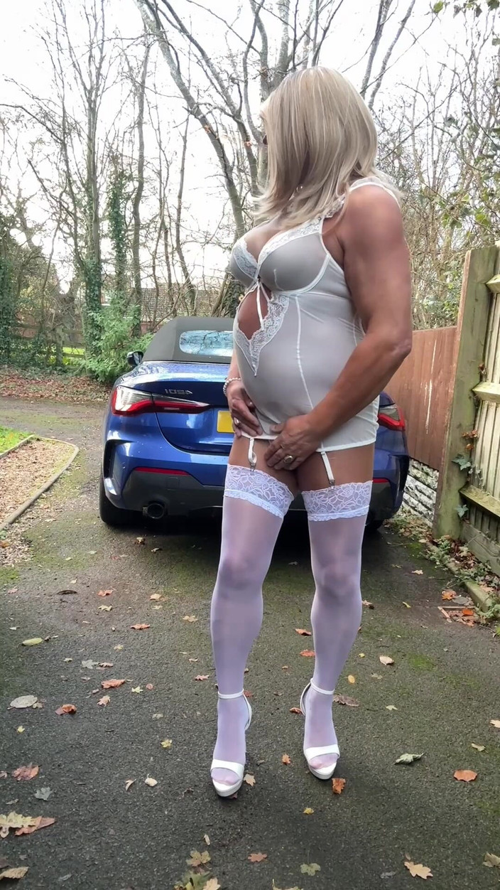 Kellycd2022: Sexy Crossdresser Kellycd2022 v Bílém prádle a punčochách Out I....