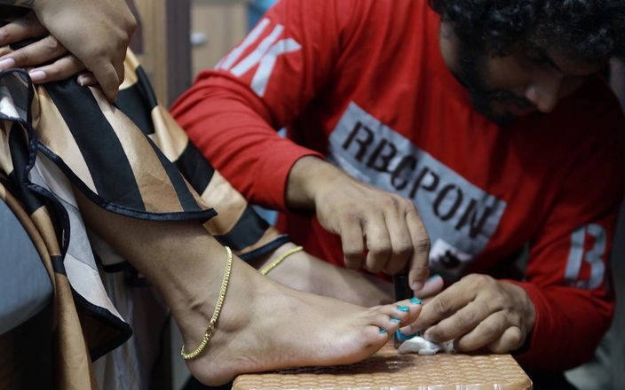 Vaigavarun Feet romance: Un garçon a mis du vernis à ongles sur les pieds...