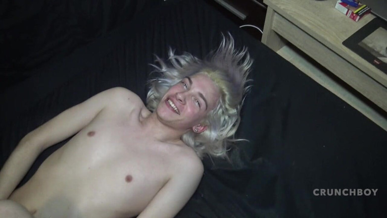 Gaybareback: Kadınsı twink rex helix tarafından prezervatifsiz sikiliyor