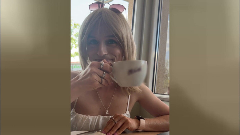 TV_Helena: Awek tranny tergelincir di bawah pakaian musim panas! Melancap awam...