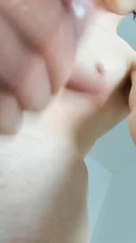 Büyük yaraklı twink sulu boşalmayla mastürbasyon yapıyor