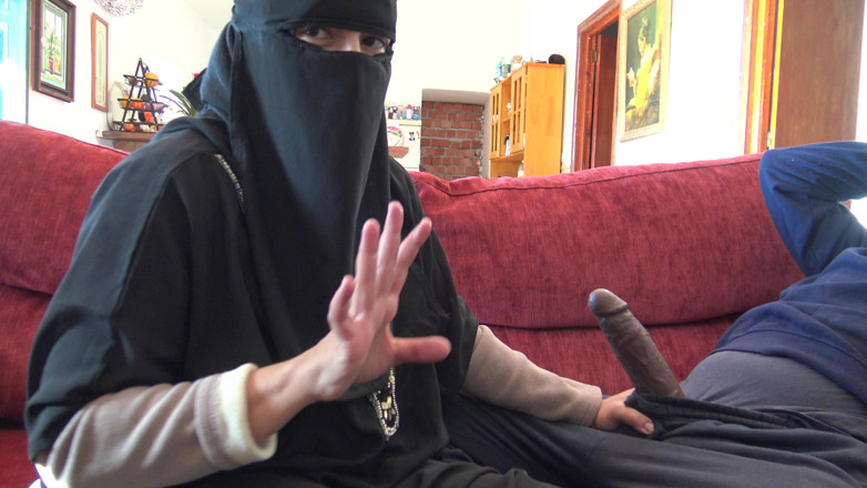 Souzan Halabi: レバノンのカッコウ妻がアフリカ人男性を自宅に招く