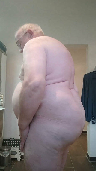 Karlchengeil: Tělo show- svlékání a kompilace šatů