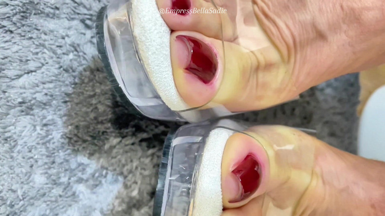 Empress Bella Sadic: Tacchi plateau trasparenti e le sexy unghie rosse di Imperatrizbella