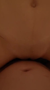 Perfezione amatoriale. La piccola bellezza della coppa H sottile condivide completamente un'esperienza privata non filtrata.