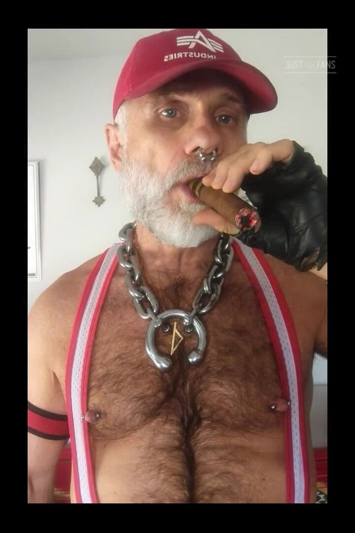 MusclesCigarsFFPig: Padrastro encendiendo su ropa