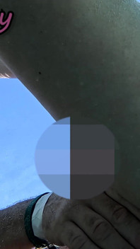 Ukazuji mi kundičku před studentem v bazénu a pomáhá mi masturbovat - je to velmi riskantní s lidmi v okolí