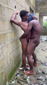 Trio Naturel Dans Un Gangbang Avec Deux Gros Papas Et Un Jeune Jumelle
