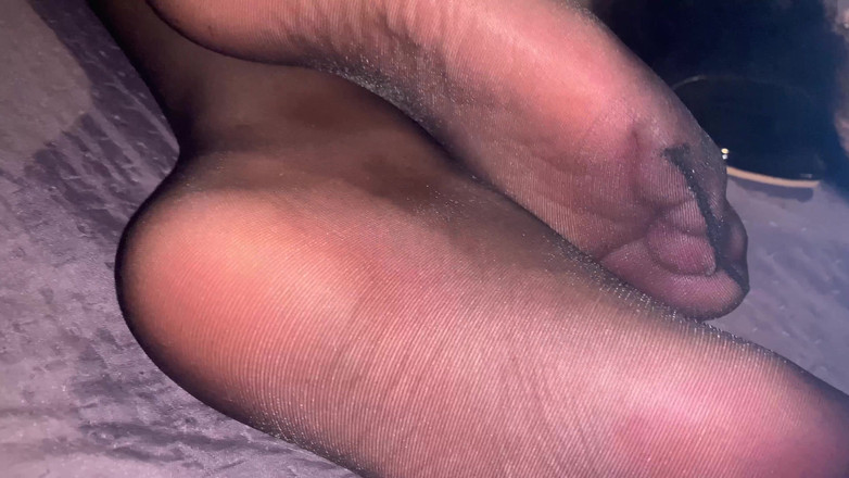 CoppiaCollant: Cewek sange dengan stoking hitam ini lagi asik ngocok kontol...