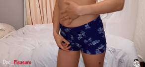 Doc pleasure: Šťastný trenér prstí roztleskávačku v kalhotách na jógu