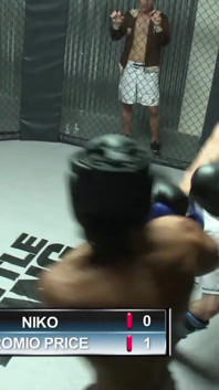 Hnědovlasá teenagerka dostane výstřik na obličej v boxer ringu