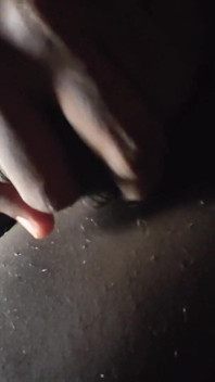 Spuug op je geslachtsdelen en beweeg en ejaculeer