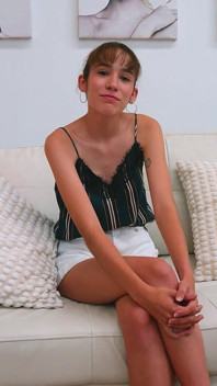 Începătoare Frumoasă, Cu Corp Mic Și Sâni Uriași, Futută Fără Milă. Loreto Smith Încearcă Să Facă Filme Pornografice