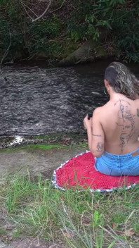 Une rencontre entre des inconnus au ruisseau se termine par du sexe inattendu