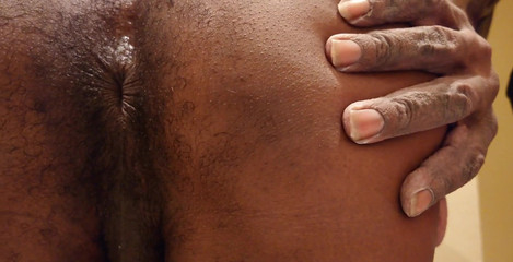 Hallelujah Johnson: Uctívání zadku Hallelujah Johnson