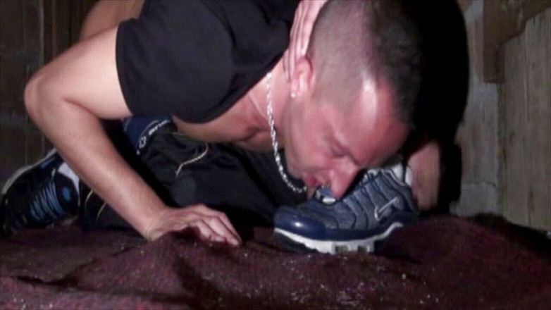 AMATOR PORN MADE IN FRANCE: 在迪斯雷特地下室的运动鞋羞辱由直