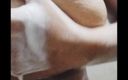 Desi Angel: Ángel en el baño primer plano mostrando coño peludo desnudo...