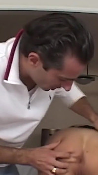 Děvka milf dostane všechny její díry roztažené jejím sousedem, zatímco její manžel je pryč