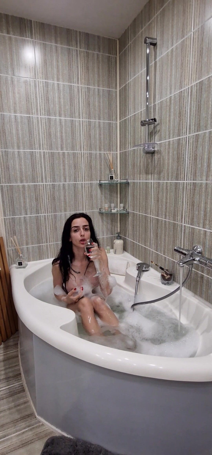 silicone_brunette: Trở nên hư hỏng trong bồn tắm