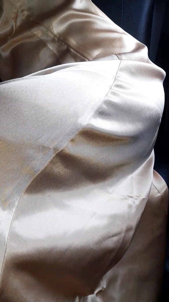 Naomisinka: Vestido de satén dorado en la masturbación y semen interior