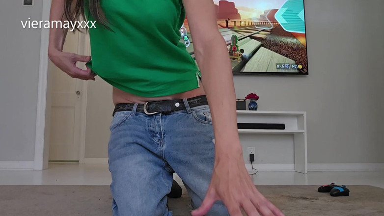 VieraMayXXX: Spodnie spadły podczas gry Mario Kart - nadziewanie majtek