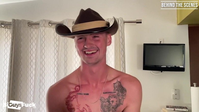 Bi Guys Fuck: Virgin Lucas Walker przegrywa to wszystko przed kamerą