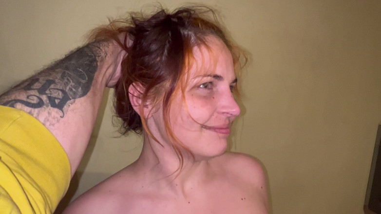 Elena917: セックスマシンの視点で立ったまま顔を平手打ちする