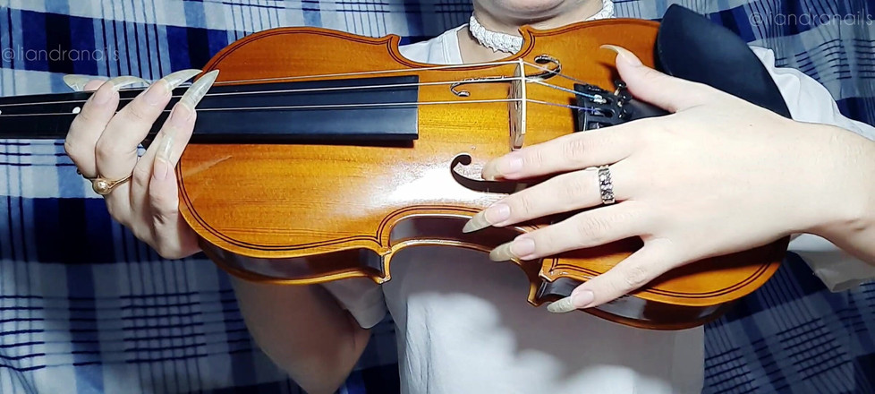 Goddess Li: Kuku Semula Jadi Panjang dan Violin