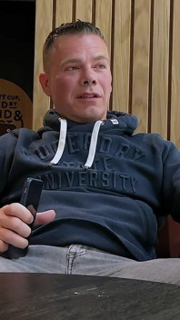 Elle ose se branler dans un café à forte poitrine - éjaculation publique intense