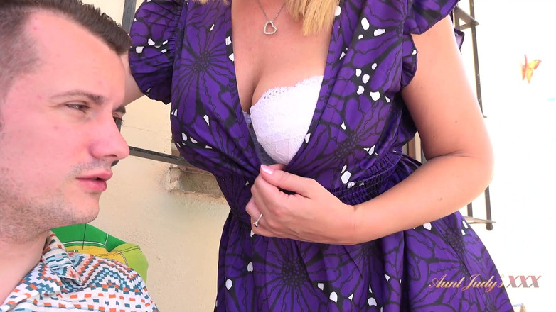 Aunt Judy's XXX: Busty curvy milf keira giúp một khách du lịch bị...