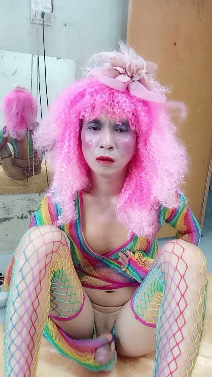 nguyen dang thien tri: Transgender Le nosí sexy oblečení a hraje poháry sexu