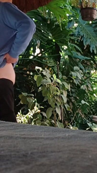 Divirtiéndose En El Jardín Rubia Chupando Polla