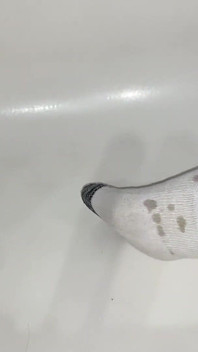 Massaggio con olio per il piede in calze a caviglia