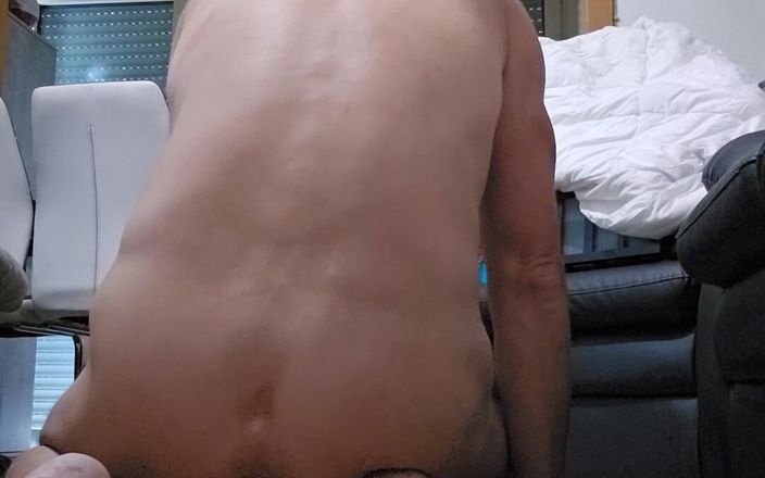 Chris_snoopy_91: Cavalca il dildo mostruoso e viene