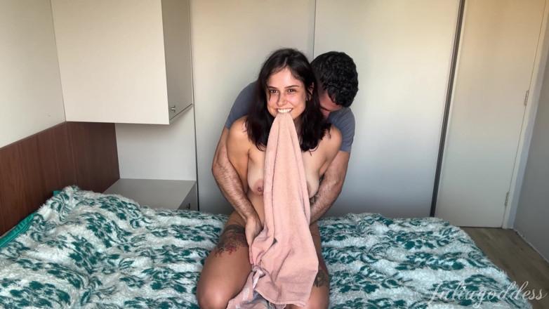 Shamelesscouple: Primul videoclip cu gâdilare și provocare al lui Julia