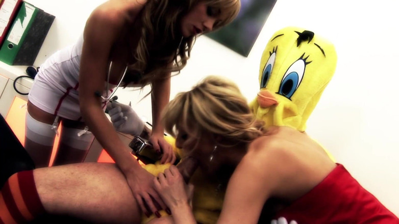 Threesome 4ever: Blondynki zostają włączone, ubierając się, aby się ułożyć