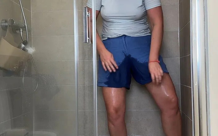 Emma Voyeur: Zoufalé čůrání v kalhotách
