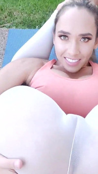 Briana Moon adalah kongkek yang menyeronokkan yang super fleksibel