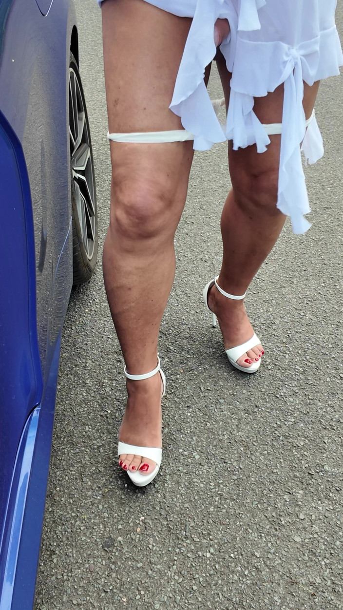 Kellycd2022: Crossdressing Kellycd2022 coche en mi vista blanca, vestido y tacones
